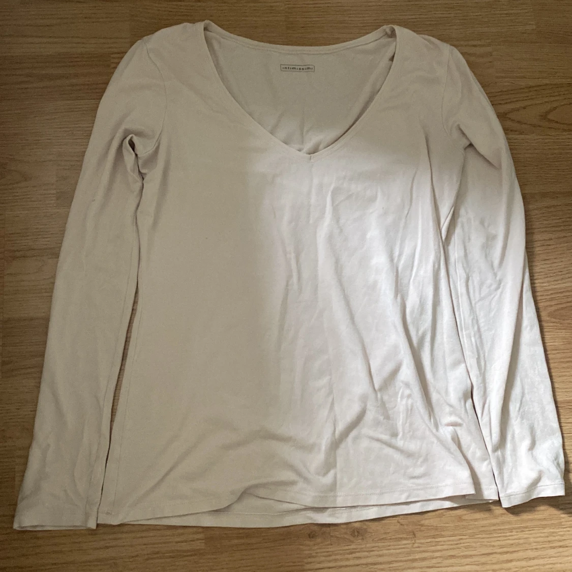 En långärmad Intimissimi tröja som är beige. - 91