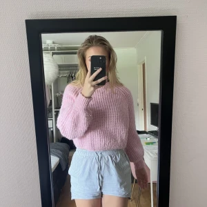 Stickad tröja Rosa - Fin stickad tröja i rosa från Zara! Säljer då den inte kommer till användning nu. Ganska nopprig (materialet är dock lite så i sig själv eller hur man ska säga, det blir lätt nopprigt). Men därav priset!🌸