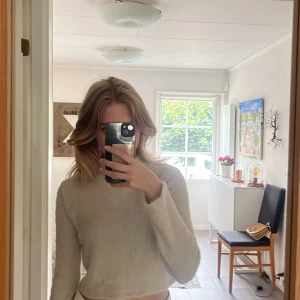 Lurvig tröja - Lurvig och len tröja från Zara. Färgen är beige