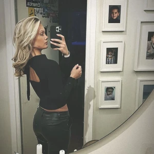 Topp  - Fin topp från Zara med öppen rygg och knytning i ryggen. Aldrig använd och är i storlek M💞