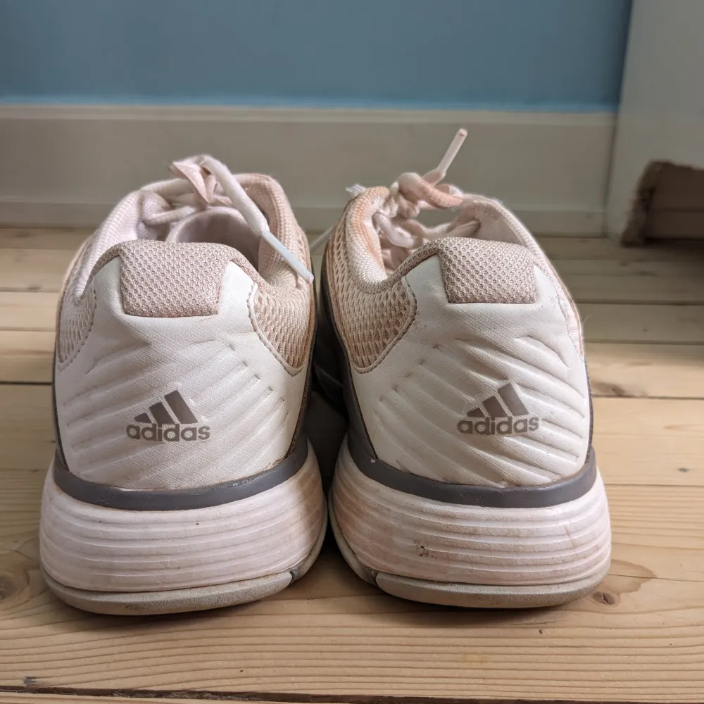 Tennis skor från Adidas storlek 38 2/3 nästan 39. Smala så tror 38 är bäst, passar nog 37 också. Ska tvätta dem så gott det går innan överlämning.  Finns att hämta i Stockholm. Hör av dig om detta låter bra:). Skor.