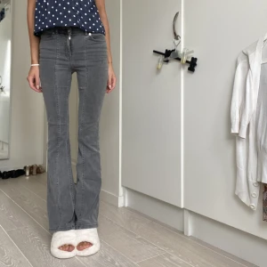 Gråa jeans  - Grå bootcut jeans från nakd, jag är 175 och de är perfekt långa på mig