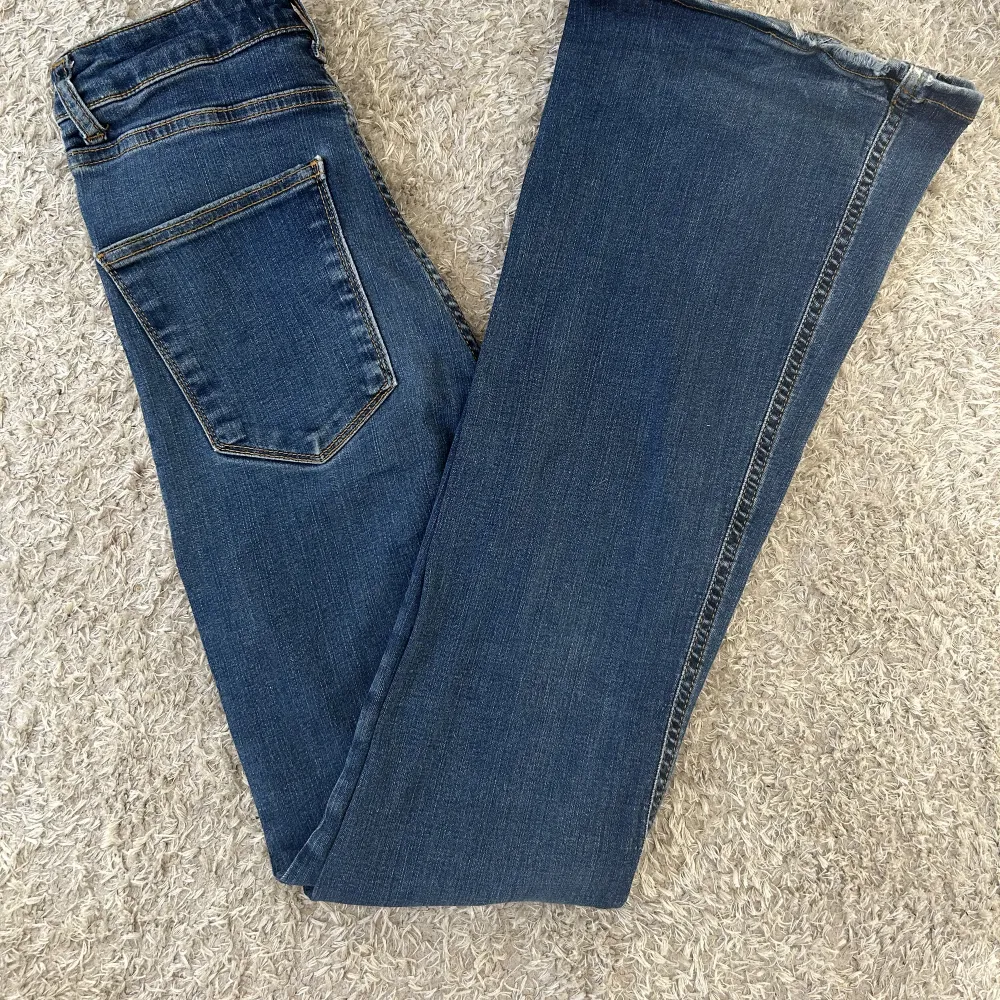 Säler ett par bootcut jeans ifrån zara i storlek 34💕. Jeans & Byxor.