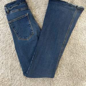 Säler ett par bootcut jeans ifrån zara i storlek 34💕