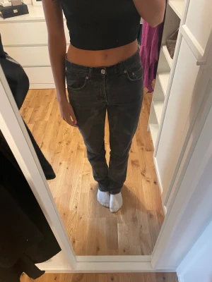 Svarta Mid Rise jeans  - Säljer dessa mid Rise jeans från zara som inte kommer till användning längre!🙌🏼