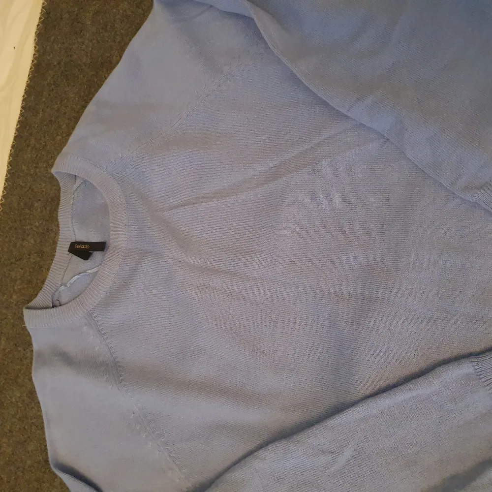 En snygg blå långärmade tröja från vero moda! Super skön o snygg perfekt nu inför höst! . Tröjor & Koftor.