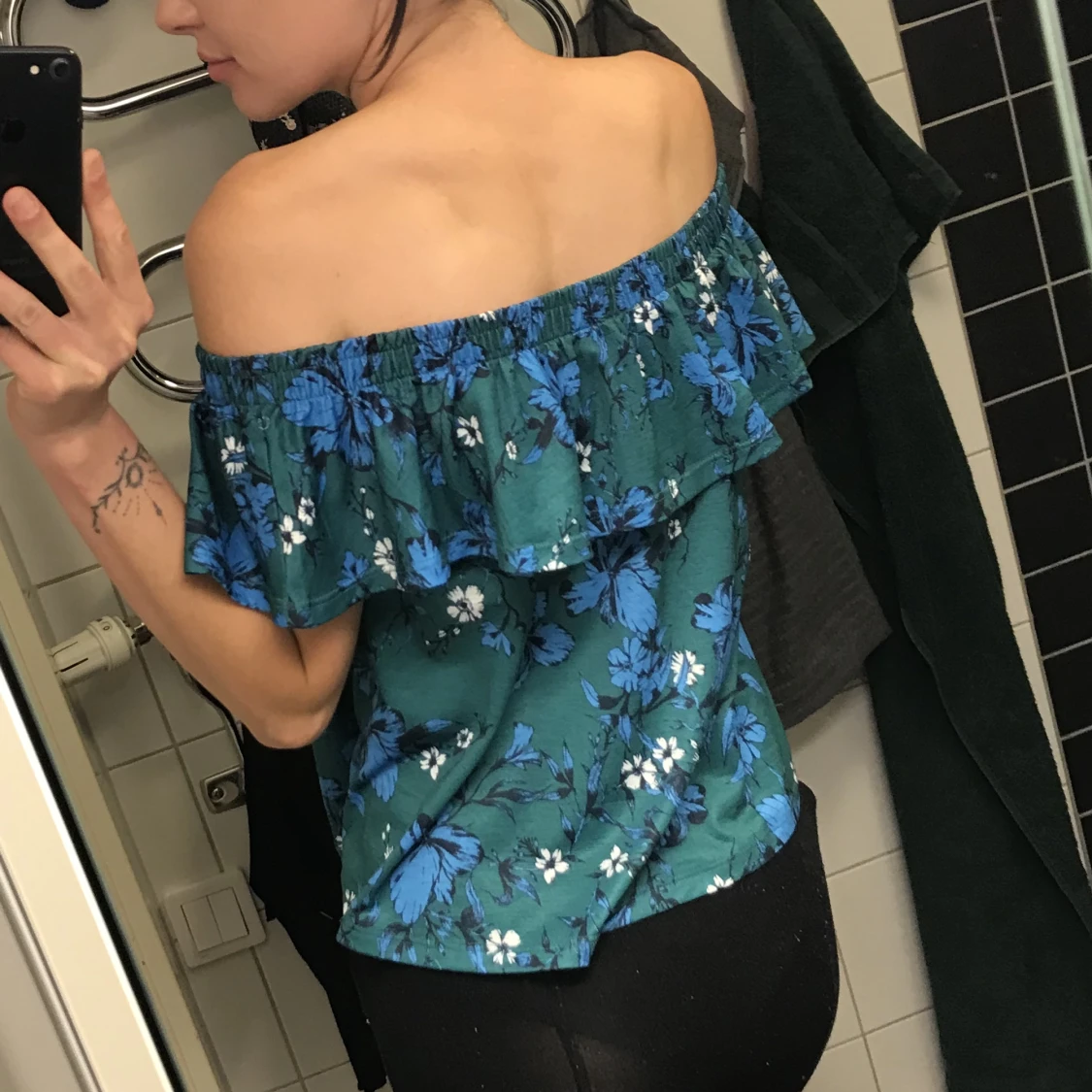 Blommig off-Shoulder topp! - 90