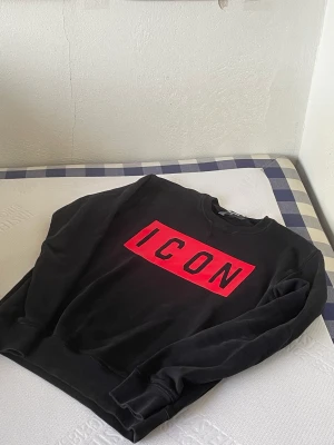Dsquared2 ”ICON” sweatshirt - Skön dsquared2 tröja i storlek XS men passar mig som medium perfekt med en snygg slim fit