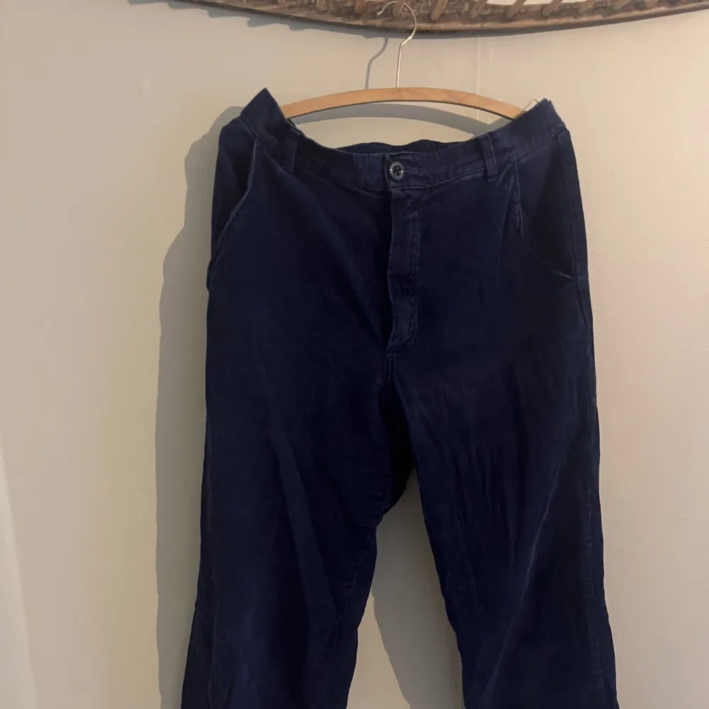 Marinblå manchesterbrallor. Riktiga vintage som är från 70-talet. Förmodligen svensktillverkade . Jeans & Byxor.