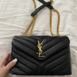 ysl väska - Säljer denna helt oanvända ”saint laurent” väskan då jag fick huld när jag beställde silver! Jättefin och bra kvalitet ❤️