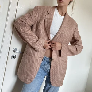 Kavaj  - Röd och beige hundtandsmönstrad kavaj från Oscar Jacobsen i fint skick. 