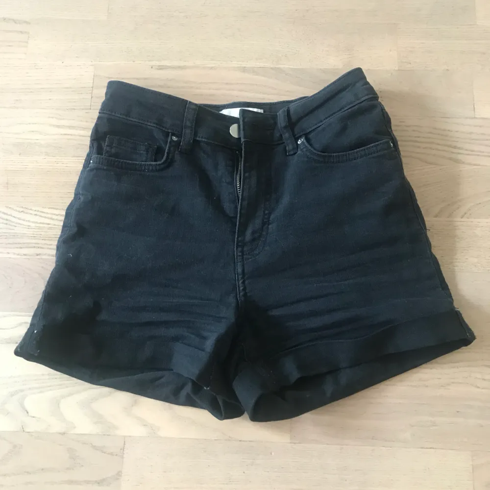 Shorts från HM som ej kommer till användning nån mer. Högmidjade och tighta.. Shorts.