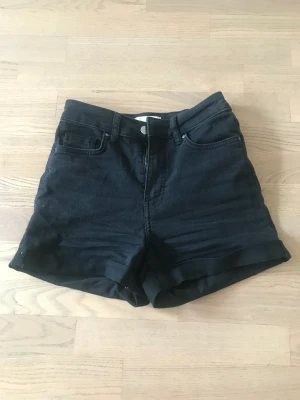 Shorts - Shorts från HM som ej kommer till användning nån mer. Högmidjade och tighta.