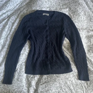 Marinblå kofta - Superfin kofta i marinblå färg💙passar perfekt till hösten