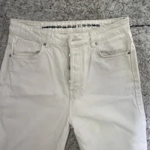 Beiga jeans - Beiga jeans från bikbok i storlek 31. Passar M. Nypris 499