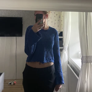 Monki tröja - Säljer min tröja från monki då den inte används. Har använt den två gånger så den är i nyskick💗 Nypris: 350kr