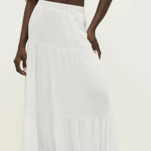 Lågmidjad långkjol  - Vit lågmidjad långkjol. Använd max 2 gånger. Inga tecken på användning. Storlek s men passar upp till L 