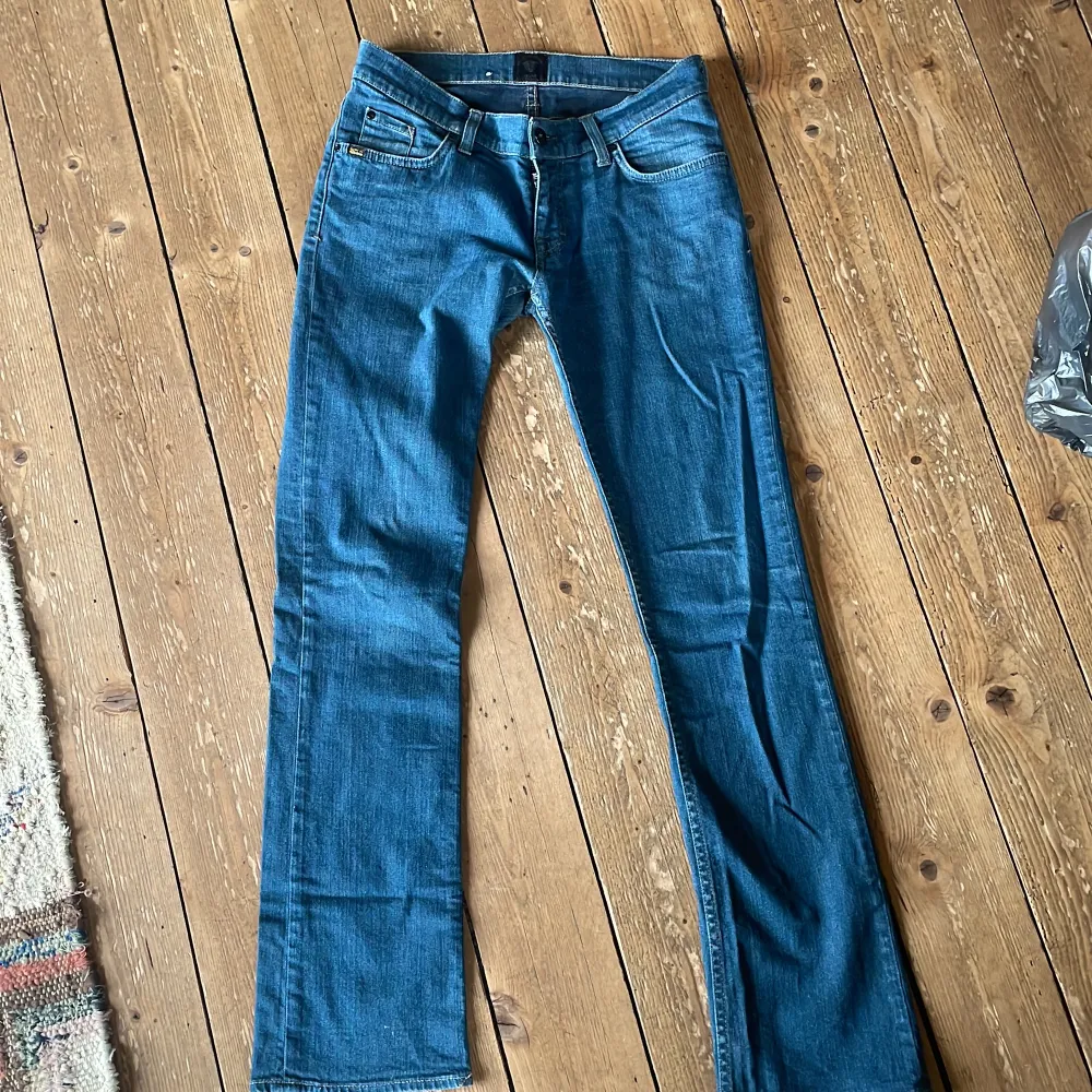 Jeans i bra skick. Mellanblå tvätt, low waist, bootcut. storlek 28/34. Jeans & Byxor.