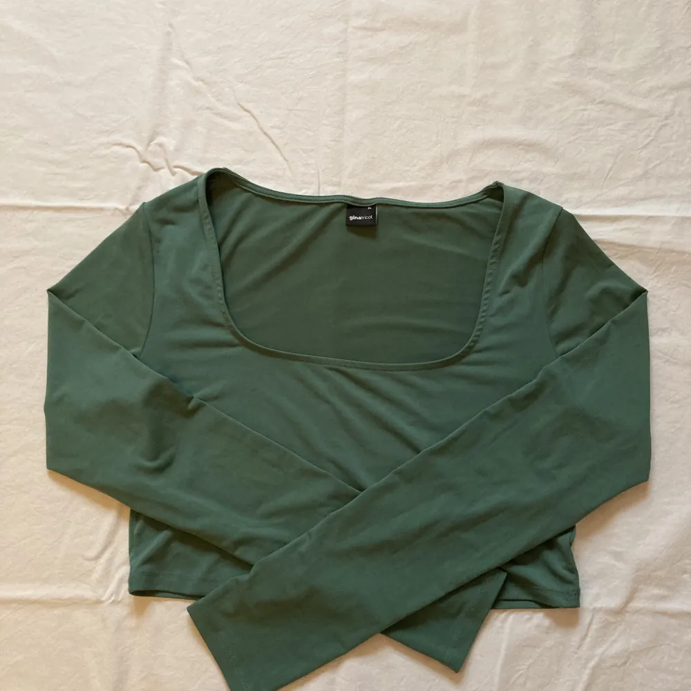 Grön croppad långärmad blus från Gina Tricot, köparen står för frakten och priset går att förhandla. Blusar.
