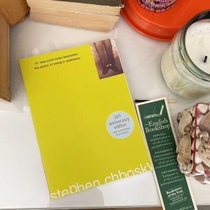 The perks of being a wallflower  - Helt i nyskick aldrig läst🌞🌞nypris på adlibris 208kr, boken är på engelska