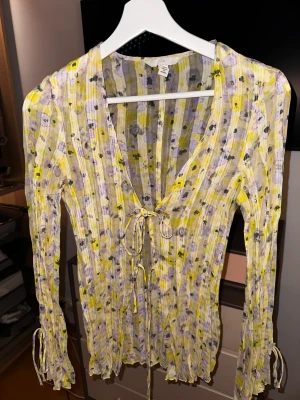 Blus - Skutsnygg öppen blus från hm. Milt genomskinlig