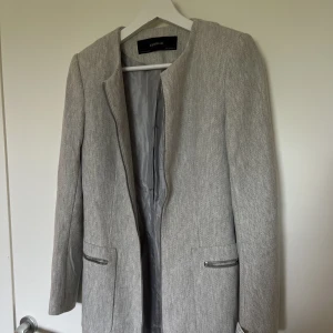 Helt oanvänd kappa från Zara - Helt ny ljusgrå kappa från Zara i strl XS, nypris 649kr🤍