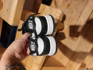 Panda dunks - Säljer mina dunks i storlek EU 37.5.  Helt felfria och använda fåtal gånger då jag inte gillade hur dom satt på mig. Köpta för 2750. Kvitto finns och original kartong medföljer. 