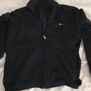 Nike tröja - Dehär är en fin mörkblå Nike tröja med dragkedja