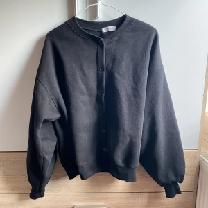 Cardigan  - Jätte fin svart cardigan med super skönt material! Storleken är onesize men tycker att den passar som en L-XL