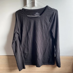 Långärmad tröja - Jättefin långärmad tröja! Det är inte fläckar på tröjan! Det är bara damm, tröjan tvättas såklart innan frakt! Den är i storlek L och är i nyskick