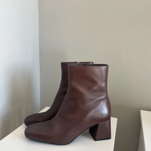 Klackar  - Snygga bruna klackar från LeGer. Endast använda 2-3 gånger.