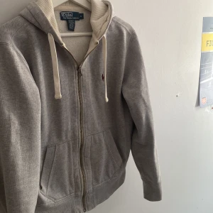 Ralph lauren zip hoodie - Snygg grå Ralph lauren zip hoodie i storlek S