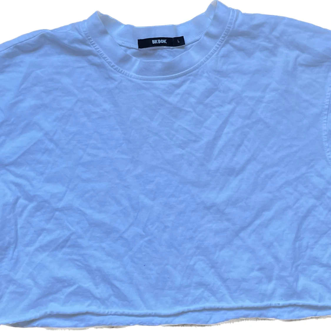 Avklippt vit t-shirt 