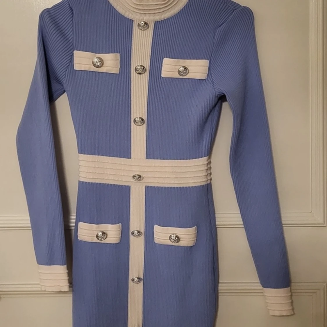 Blå klänning med knappar - 90