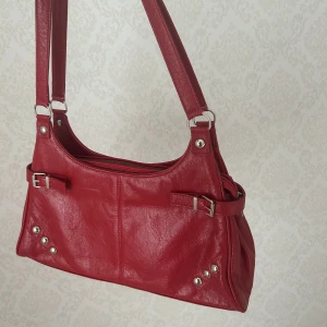 Röd väska - Hej säljer nu denna skit fina röda väskan som jag köp på loppis 💕 finns slitage se bild 3