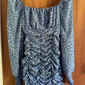 Jag säljer denna blå blommiga klänningen. Klänningen är i storlek M  Knappt använd.  Priset kan diskuteras.