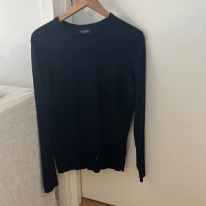 Selected Homme Tröja - Marinblå tunn tröja från selected homme. Använd Max 5 ggr