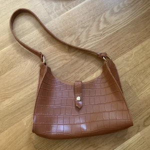 Väska - En ljusbrun axelväska💓