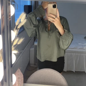 Blus - Säljer denna fest blus som aldrig kommer till användning längre🩷 GRATIS FRAKT 