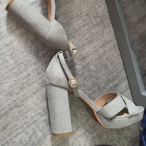 Gråa blaskor  - Gråa klackskor i storlek 41. De är använda en gång så typ som nya 