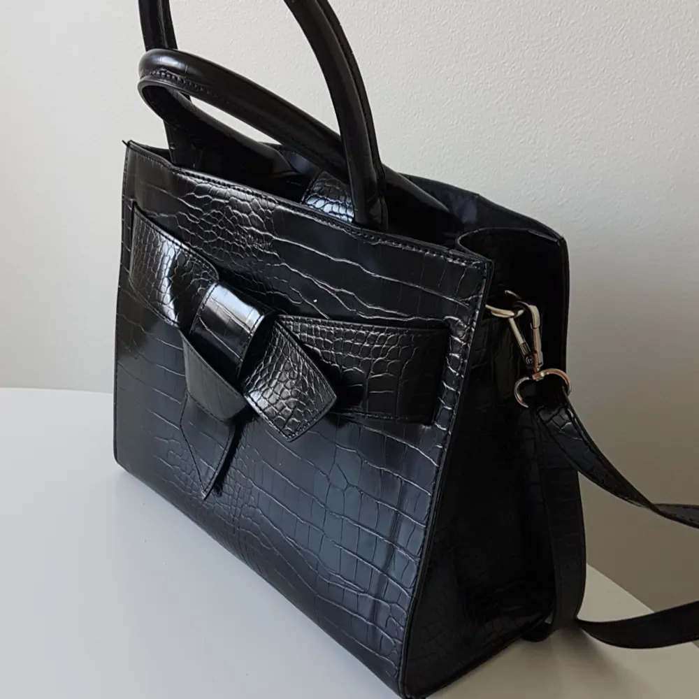Black croc bag from Accent with a bow. Väskor.