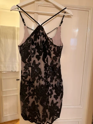 Klänning  - Helt unik och festlig klänning, vintage, öppen i ryggen och med glittriga paljetter❤️ Storlek xs och inte stretchig, jag som är en S fick inte på mig den💖