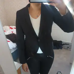 Hej jag säljer blazer from lindex i bra skick, på grund av inte användas. 