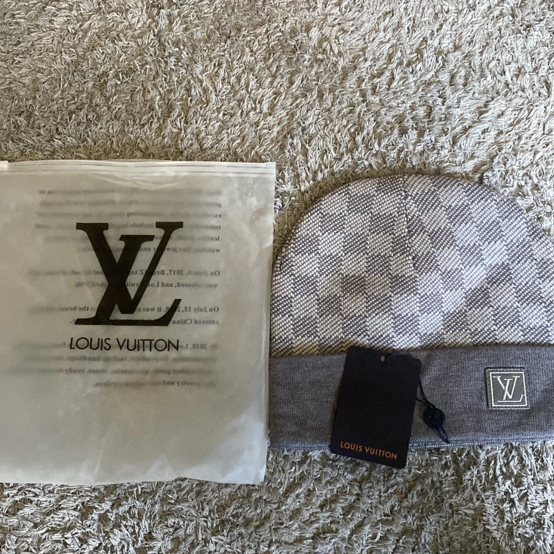 Grå Louis Vuitton mässa
