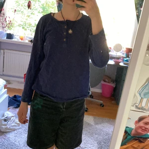 Långärmad tröja - Tröja med knappar längst upp. Är kortare i armarna än en vanlig långärmad tröja men tycker att det är gulligt🩷står ingen storlek men skulle gissa på XS.