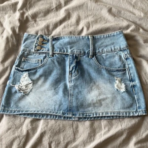 Mini Kjol - Jätte fin mini kjol från SHEIN, den är tyvär för liten för mig och därför säljs🌼Helt oanvänd🌼