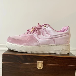 Nike air force  - Nike air force 1.07 i rosa sammet med guld detaljer. Storlek 41. Använda enstaka gånger.