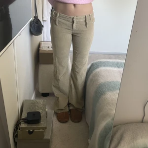 Manchester byxor  - As snygga Manchester byxor med låg midja, superlånga och jättefina till en vit t shirt nu på sommaren. Själv har jag alldig andvänt men köpt second hand men superbra i sick ! 😊