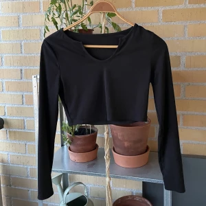Kroppad top - Kroppad, ribbad tröja i storlek L men passar nog även M