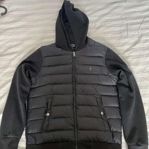 Ralph Lauren  - En svart Polo hoodie/cardigan kan man säga i gott skick. Riktigt fin Storlek S, dessutom väldigt sällsynt (säljs ej längre). Perfekt för vardagen.  vuxit ur den:(   